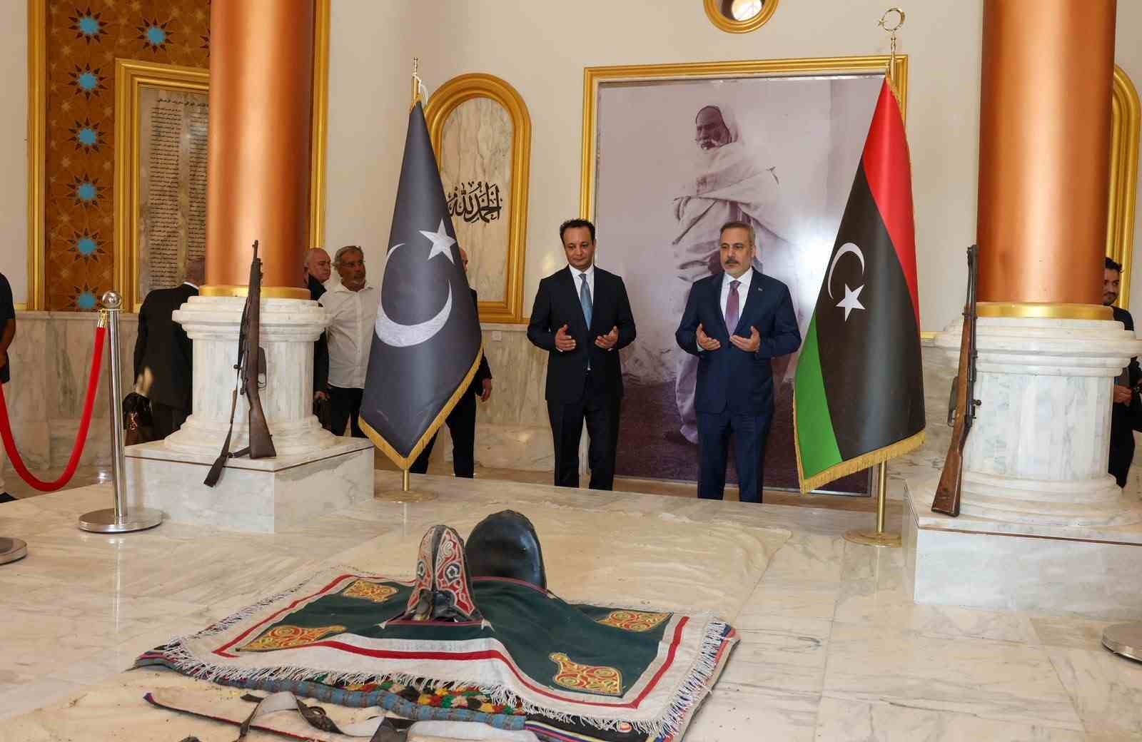 Dışişleri Bakanı Fidan, Libya’nın milli kahramanı Ömer Muhtar’ın mezarını ziyaret etti