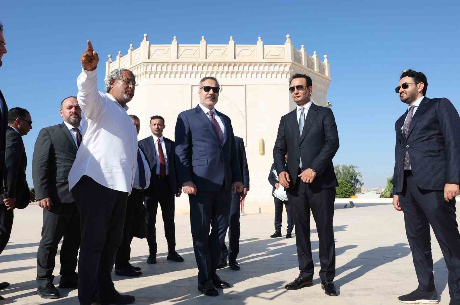 Dışişleri Bakanı Fidan, Libya’nın milli kahramanı Ömer Muhtar’ın mezarını ziyaret etti