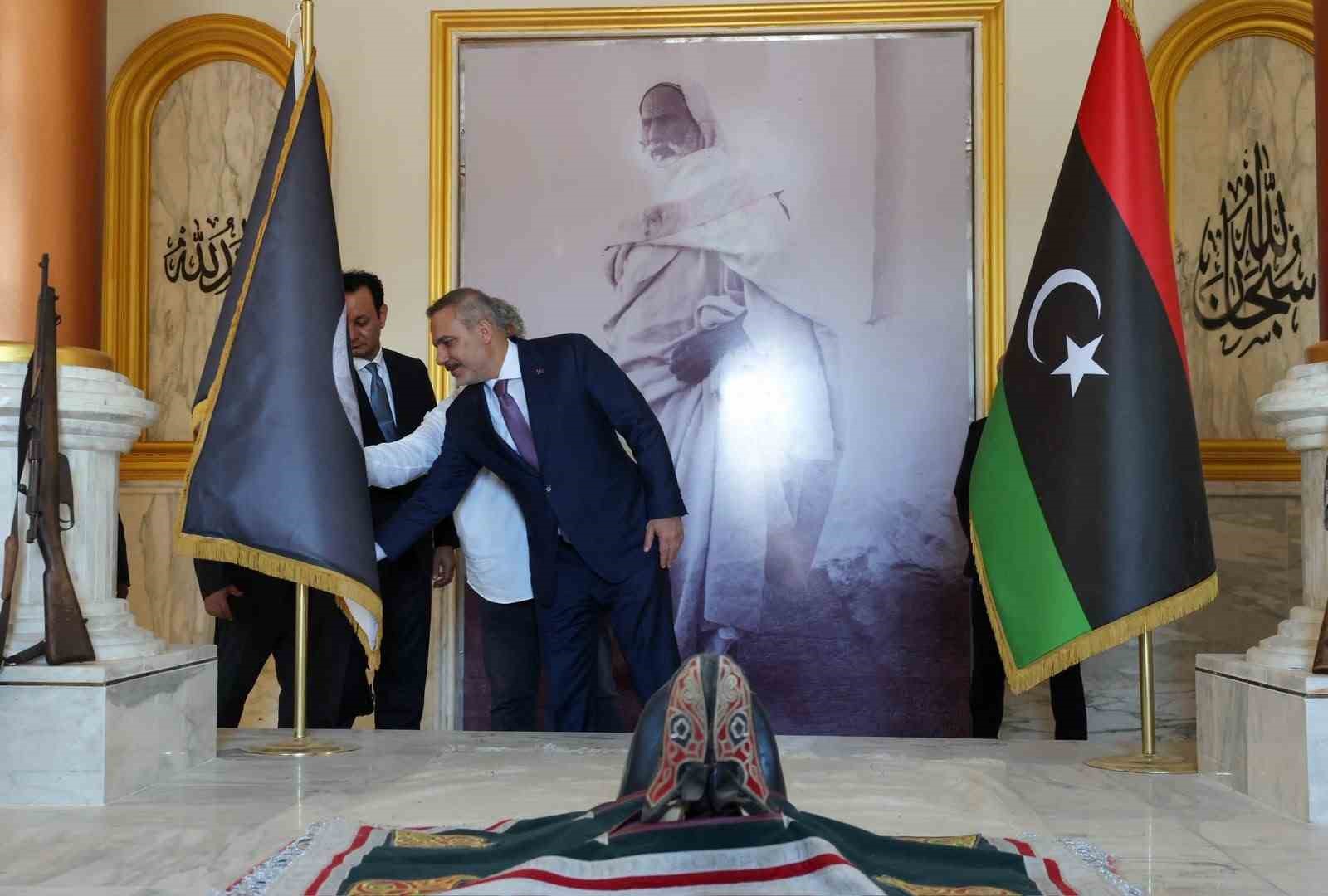 Dışişleri Bakanı Fidan, Libya’nın milli kahramanı Ömer Muhtar’ın mezarını ziyaret etti