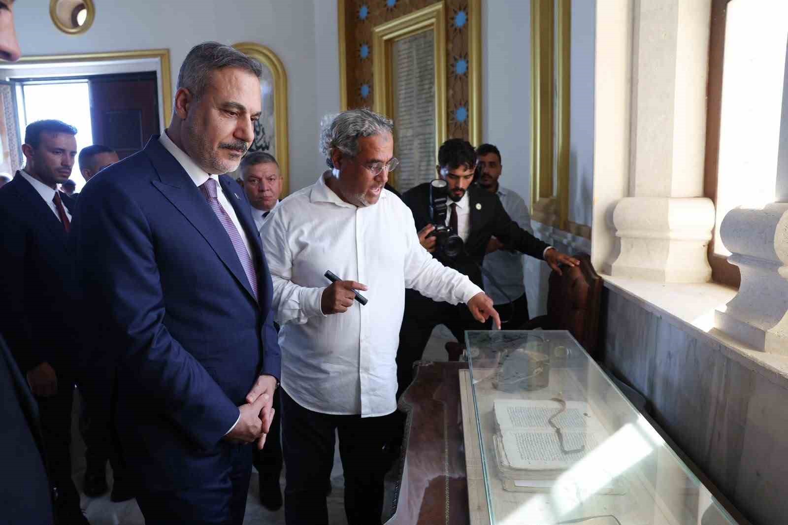 Dışişleri Bakanı Fidan, Libya’nın milli kahramanı Ömer Muhtar’ın mezarını ziyaret etti