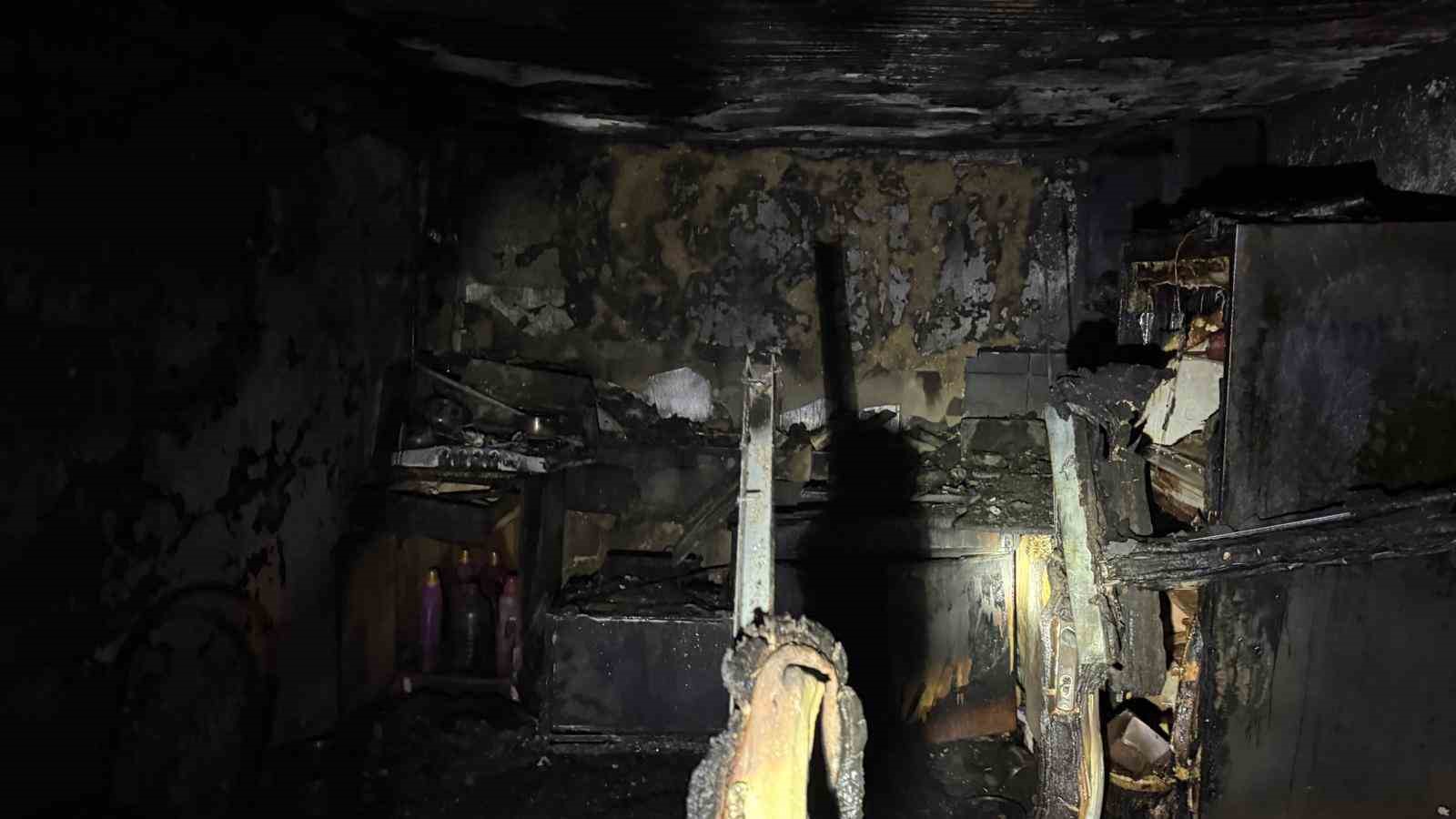 Tek başına yaşayan 78 yaşındaki adamın ocakta unuttuğu yemek evi kül etti