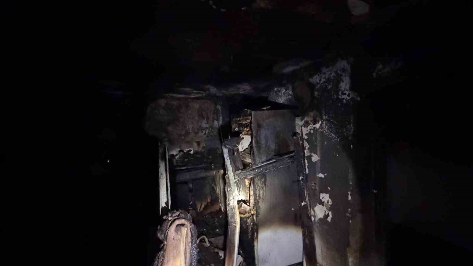 Tek başına yaşayan 78 yaşındaki adamın ocakta unuttuğu yemek evi kül etti
