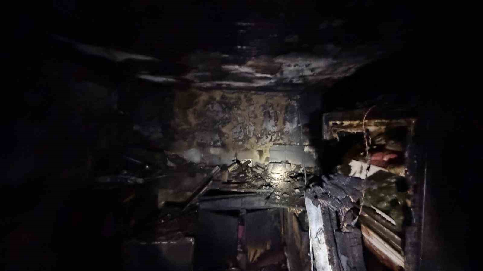 Tek başına yaşayan 78 yaşındaki adamın ocakta unuttuğu yemek evi kül etti