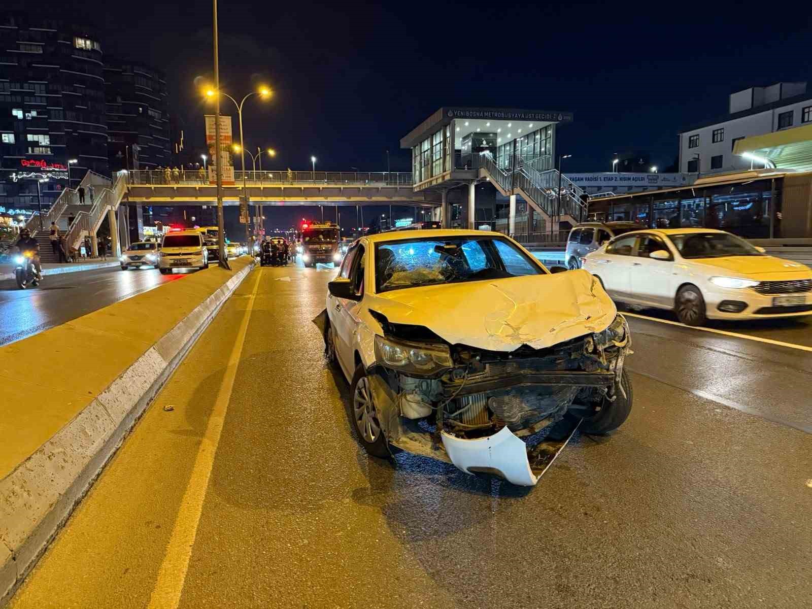 Yenibosna Metrobüs Durağı mevkiinde zincirleme kaza: 3 yaralı