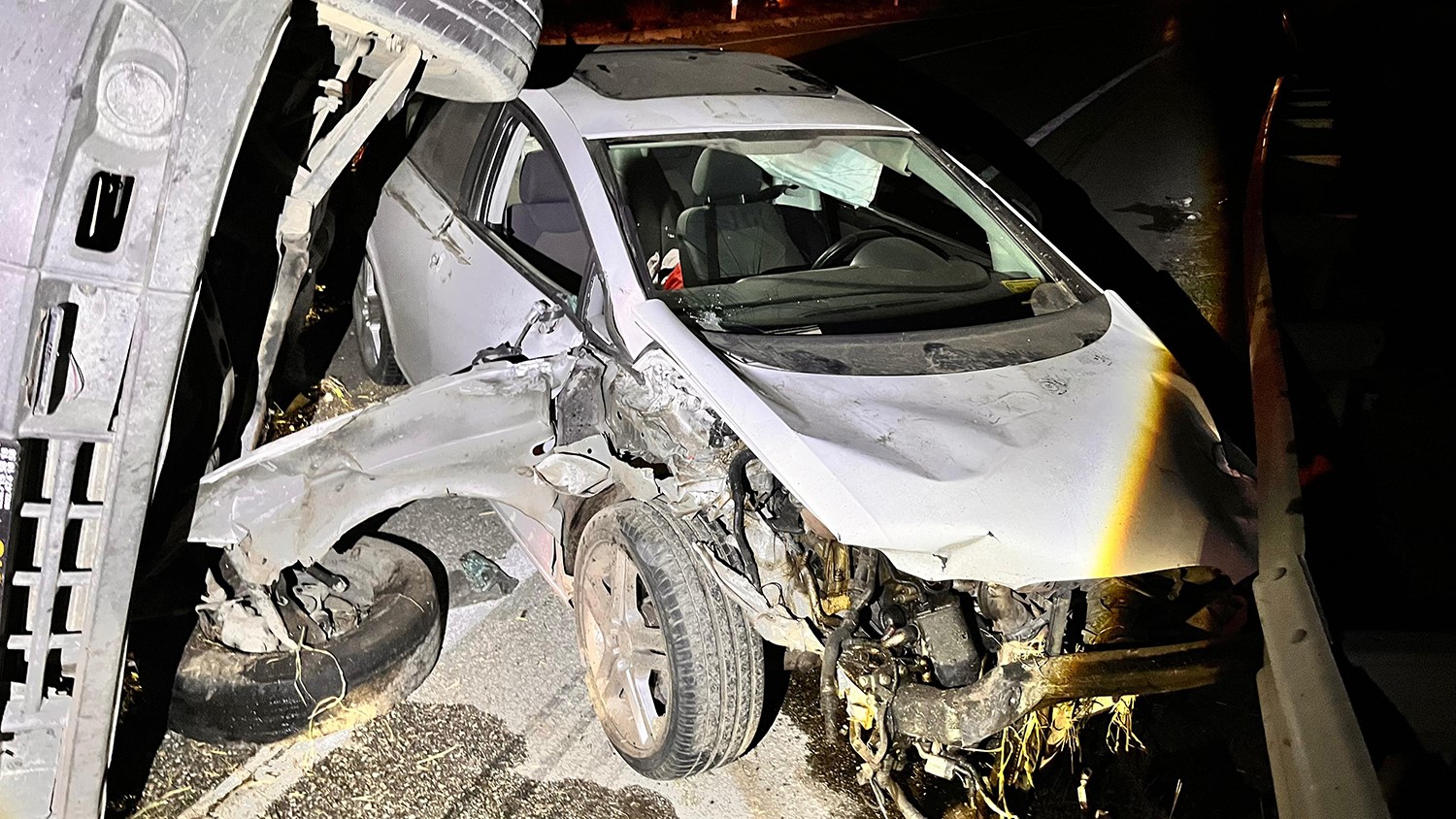 Otomobil ile kamyonet çarpıştı: 1 yaralı