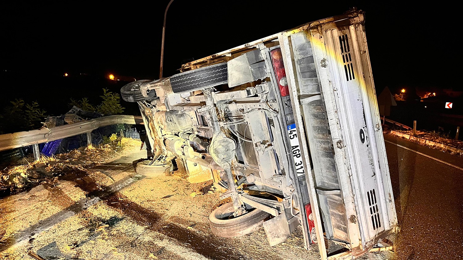 Otomobil ile kamyonet çarpıştı: 1 yaralı