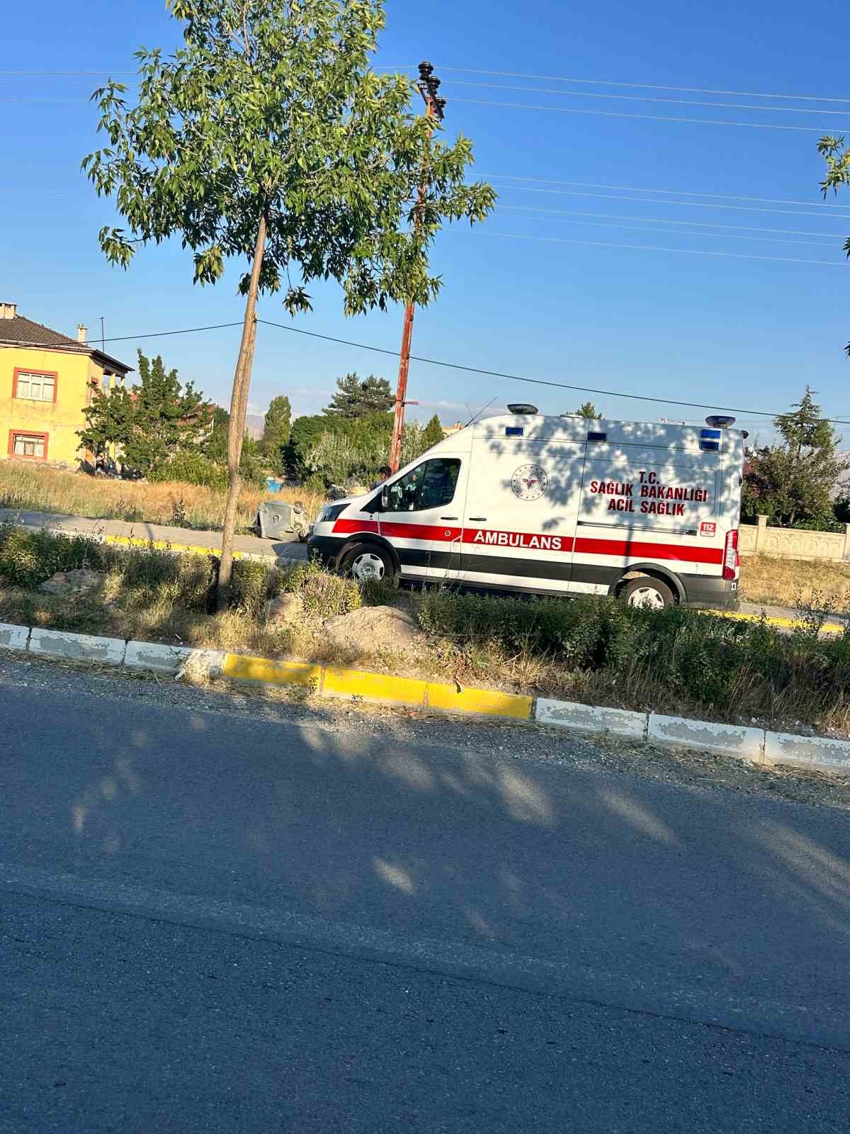 Yoldan çıkan otomobil, araziye girdi: 2 yaralı