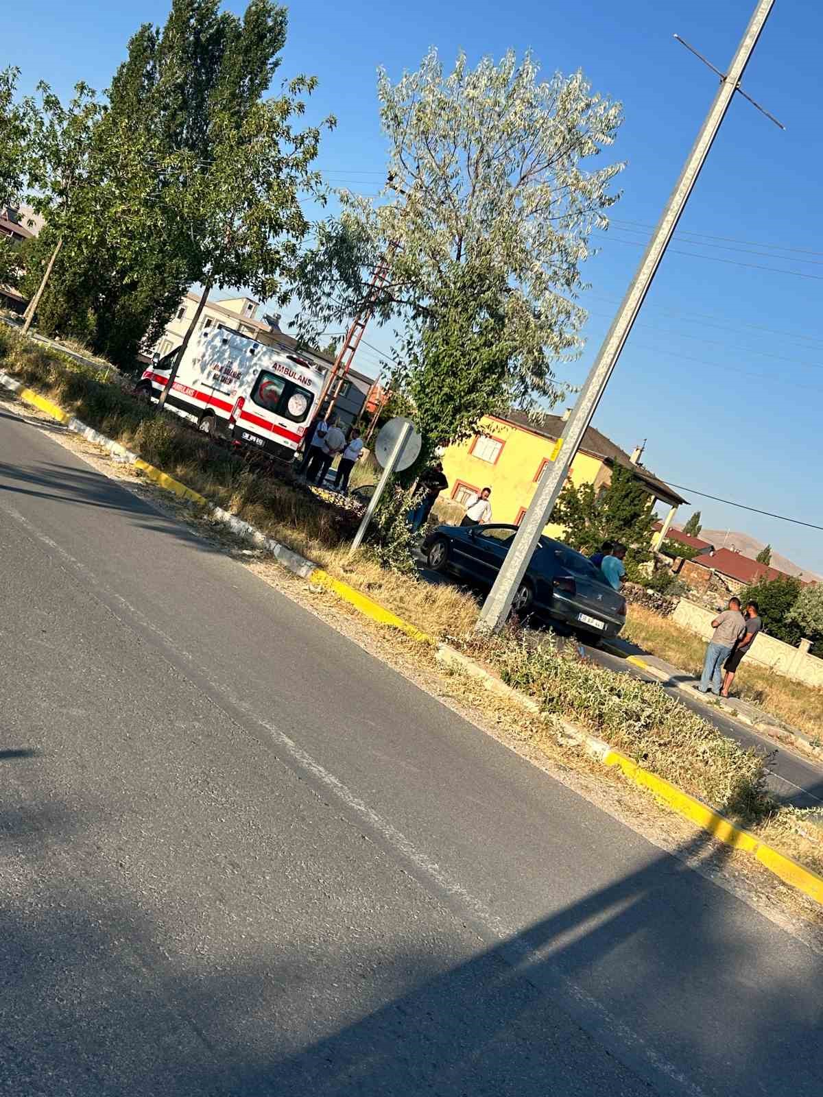 Yoldan çıkan otomobil, araziye girdi: 2 yaralı