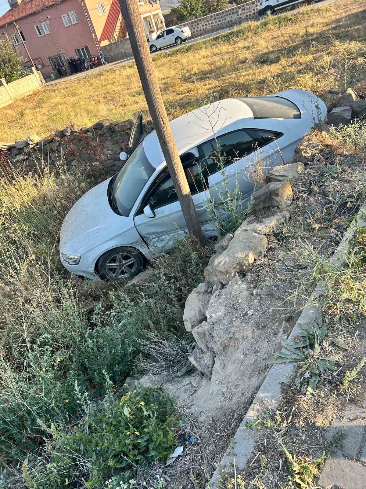 Yoldan çıkan otomobil, araziye girdi: 2 yaralı