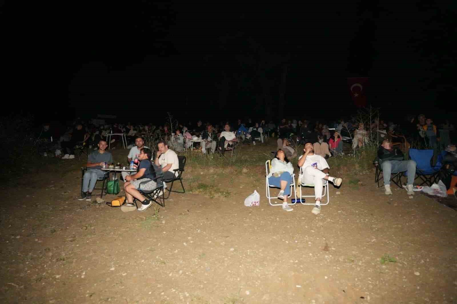 Binlerce kişi Perseid meteor yağmurunu izlemek için Yenişehir’e akın etti