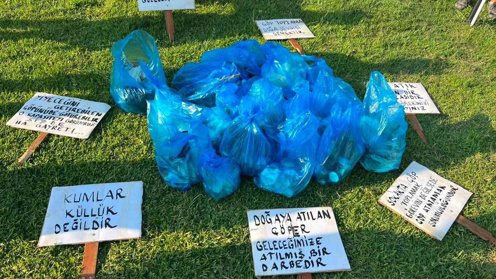 Kuşadası’nda sabah sporu sonrası çevre temizliği