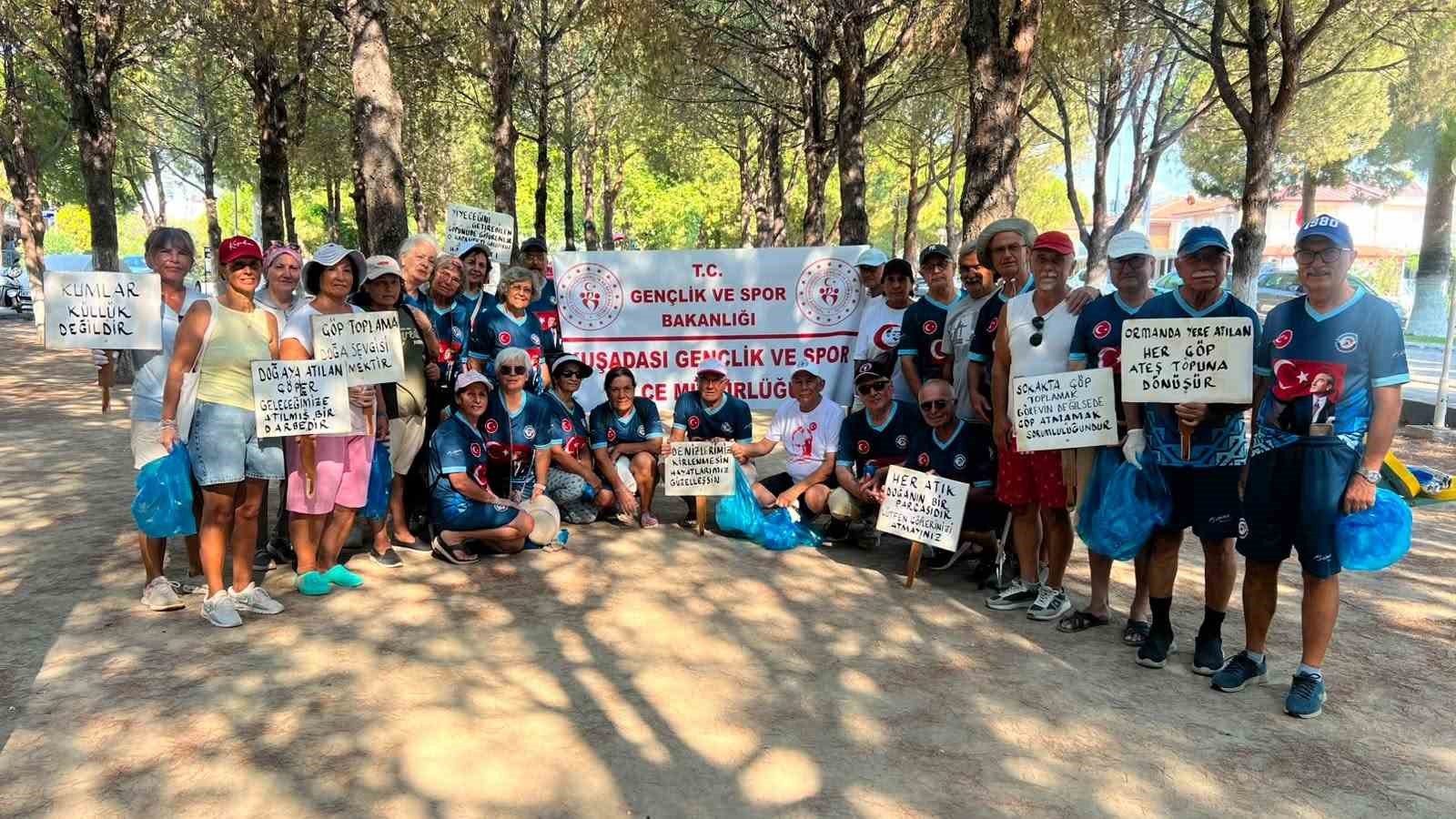 Kuşadası’nda sabah sporu sonrası çevre temizliği