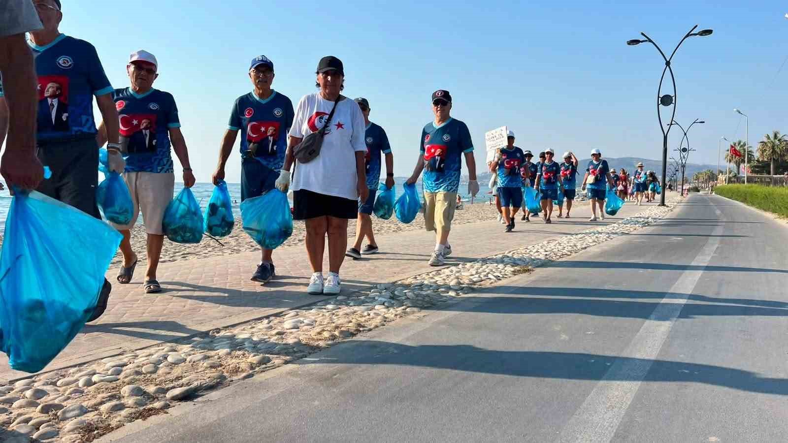Kuşadası’nda sabah sporu sonrası çevre temizliği