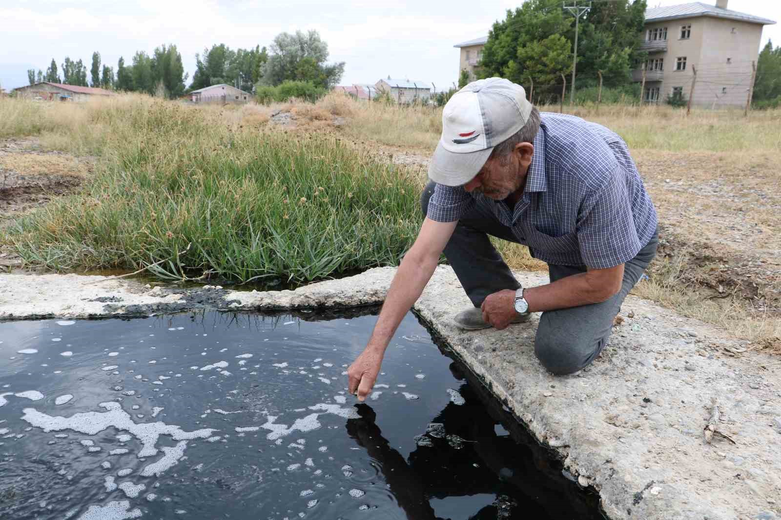 Erzurum’da kuyudan çıkan suyun köpükleri alev alıyor, elleri yumuşatıyor