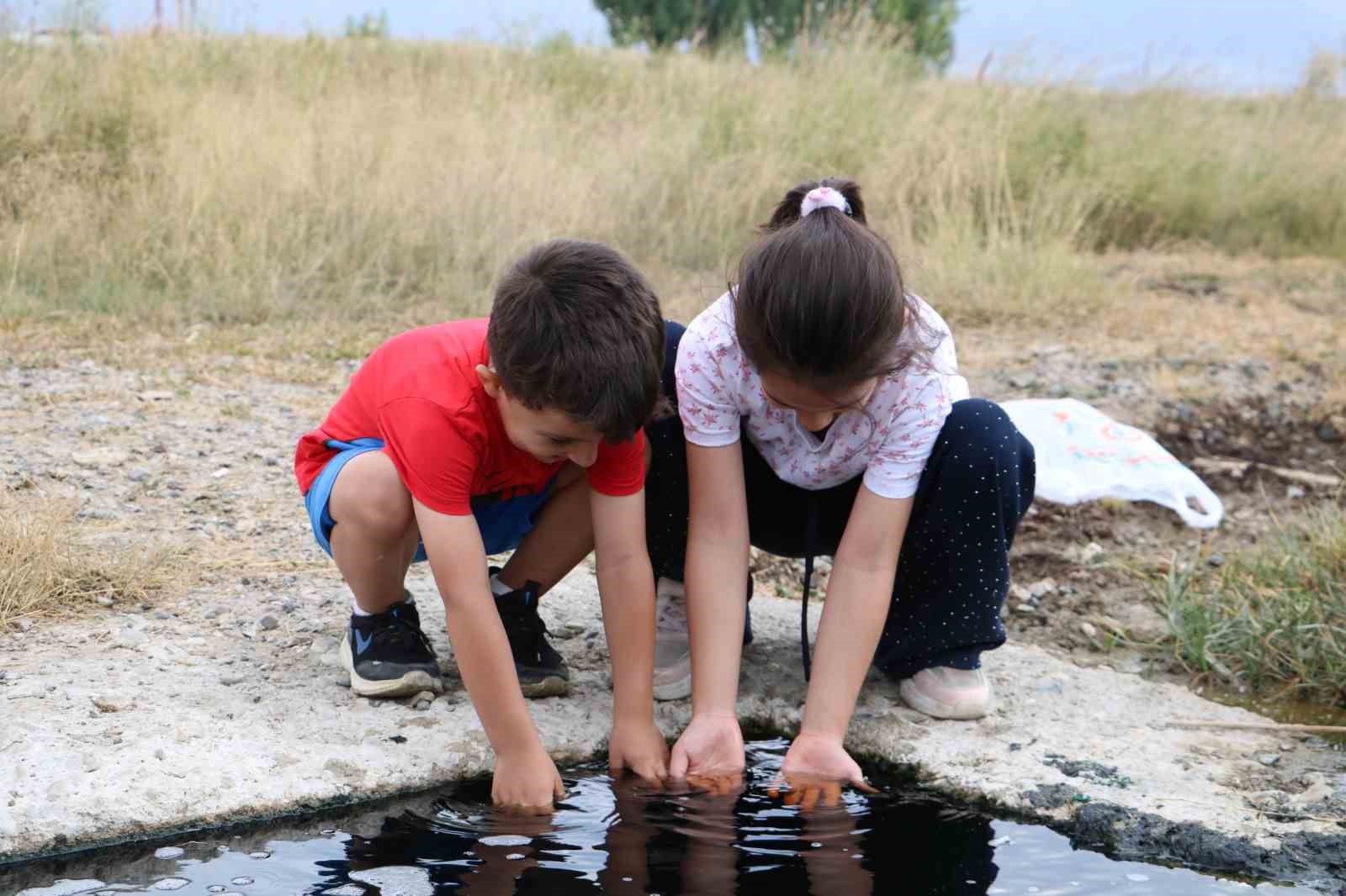 Erzurum’da kuyudan çıkan suyun köpükleri alev alıyor, elleri yumuşatıyor