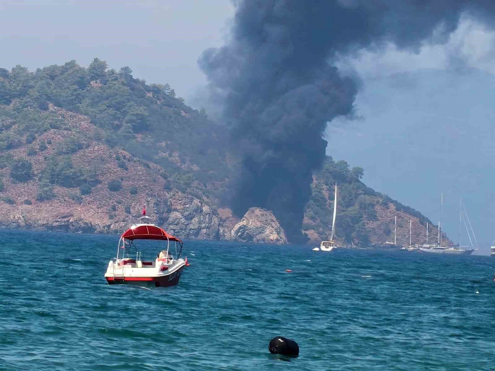 Fethiye’de gezi teknesi alev aldı: 115 kişi denize atladı