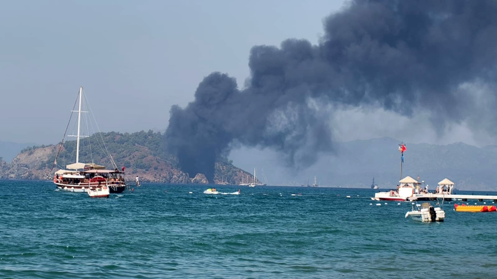 Fethiye’de gezi teknesi alev aldı: 115 kişi denize atladı