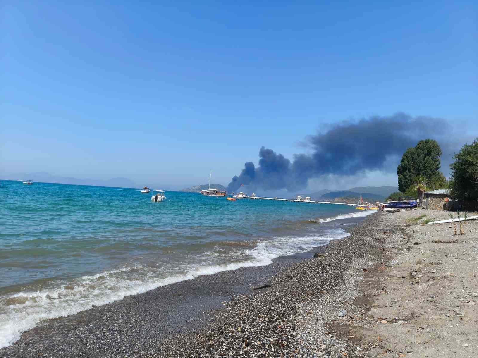 Fethiye’de gezi teknesi alev aldı: 115 kişi denize atladı