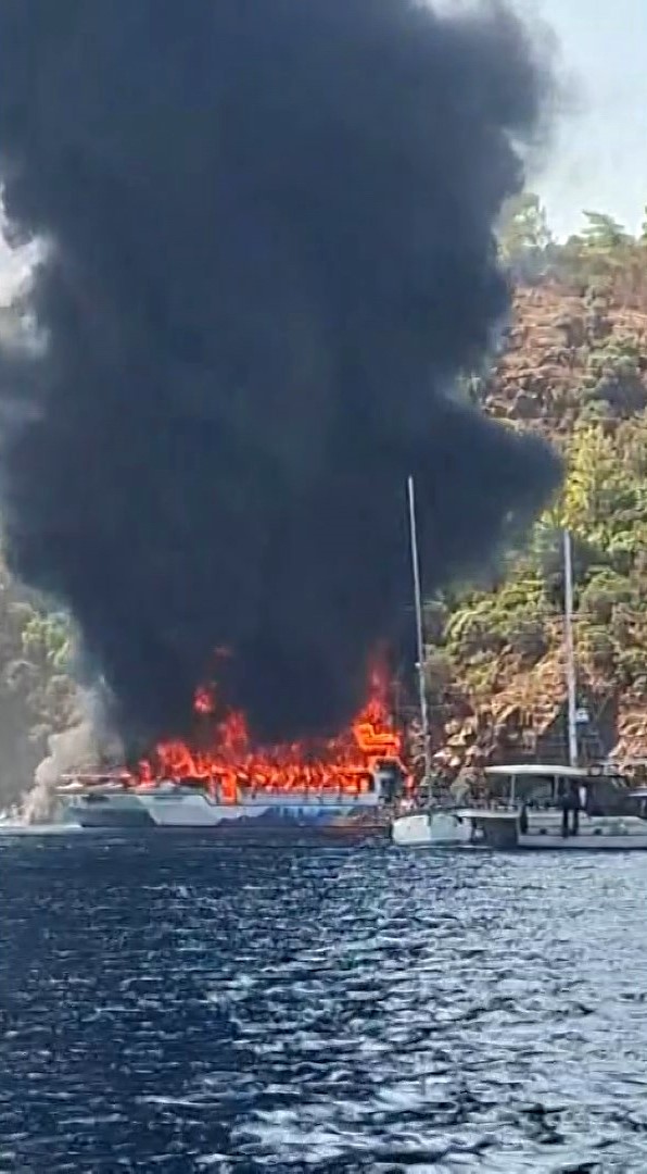 Fethiye’de gezi teknesi alev aldı: 115 kişi denize atladı
