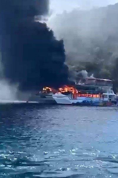 Fethiye’de gezi teknesi alev aldı: 115 kişi denize atladı