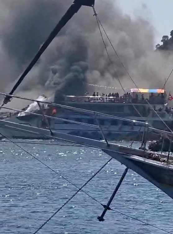 Fethiye’de gezi teknesi alev aldı: 115 kişi denize atladı