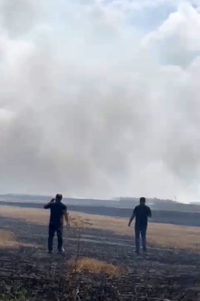 Hasat edilmiş buğday tarlasında çıkan yangın yerleşim yerlerine sıçramadan söndürüldü