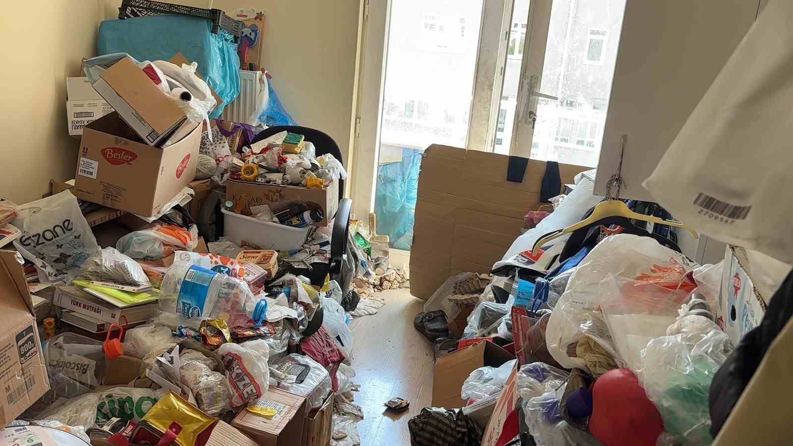 Kütahya’da emekli profesörün iki dairesinden tonlarca eşya ve çöp çıktı