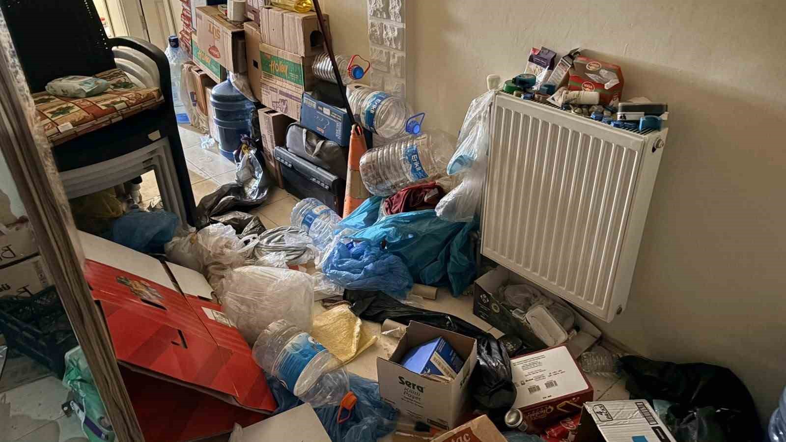Kütahya’da emekli profesörün iki dairesinden tonlarca eşya ve çöp çıktı