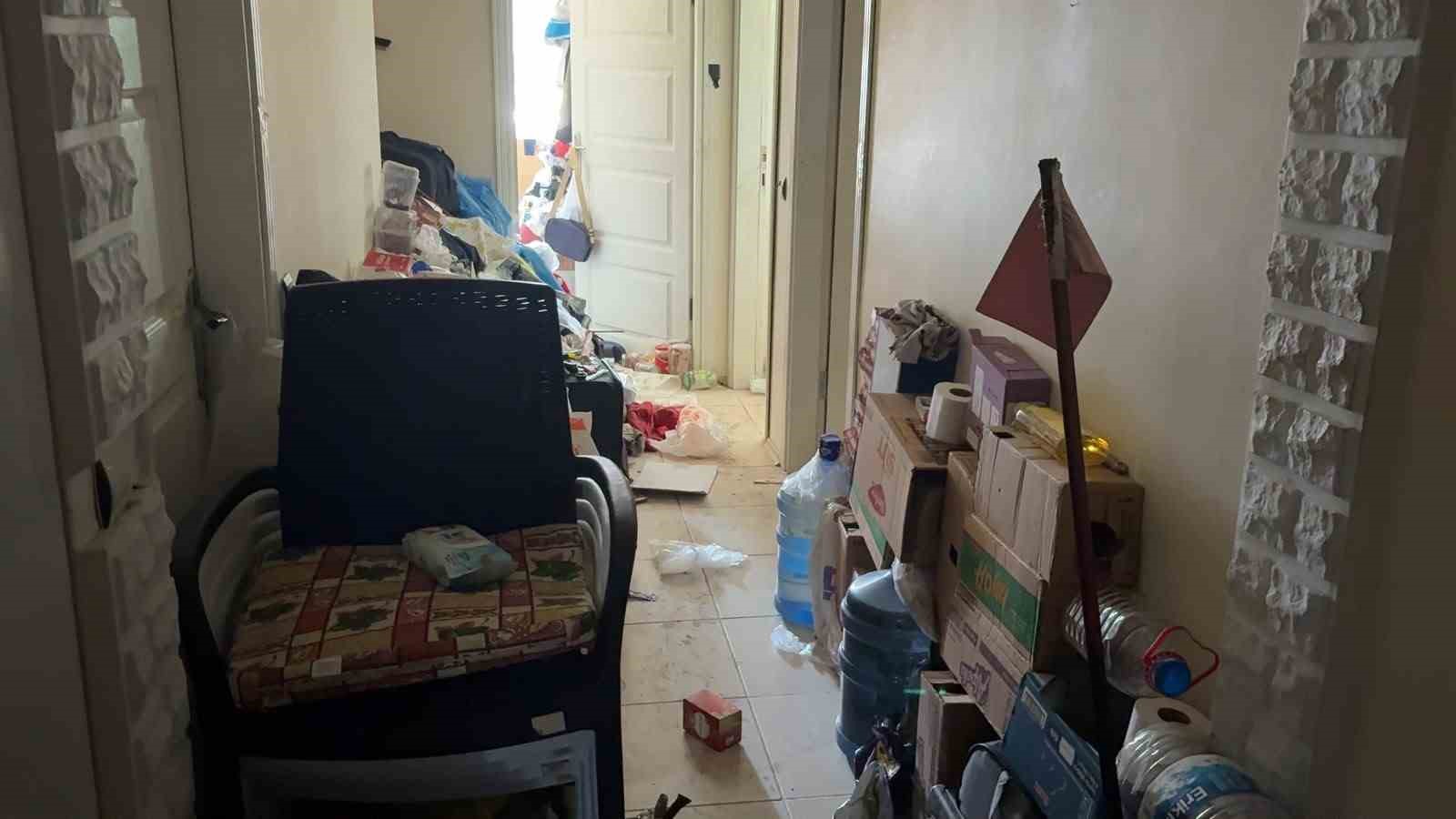 Kütahya’da emekli profesörün iki dairesinden tonlarca eşya ve çöp çıktı