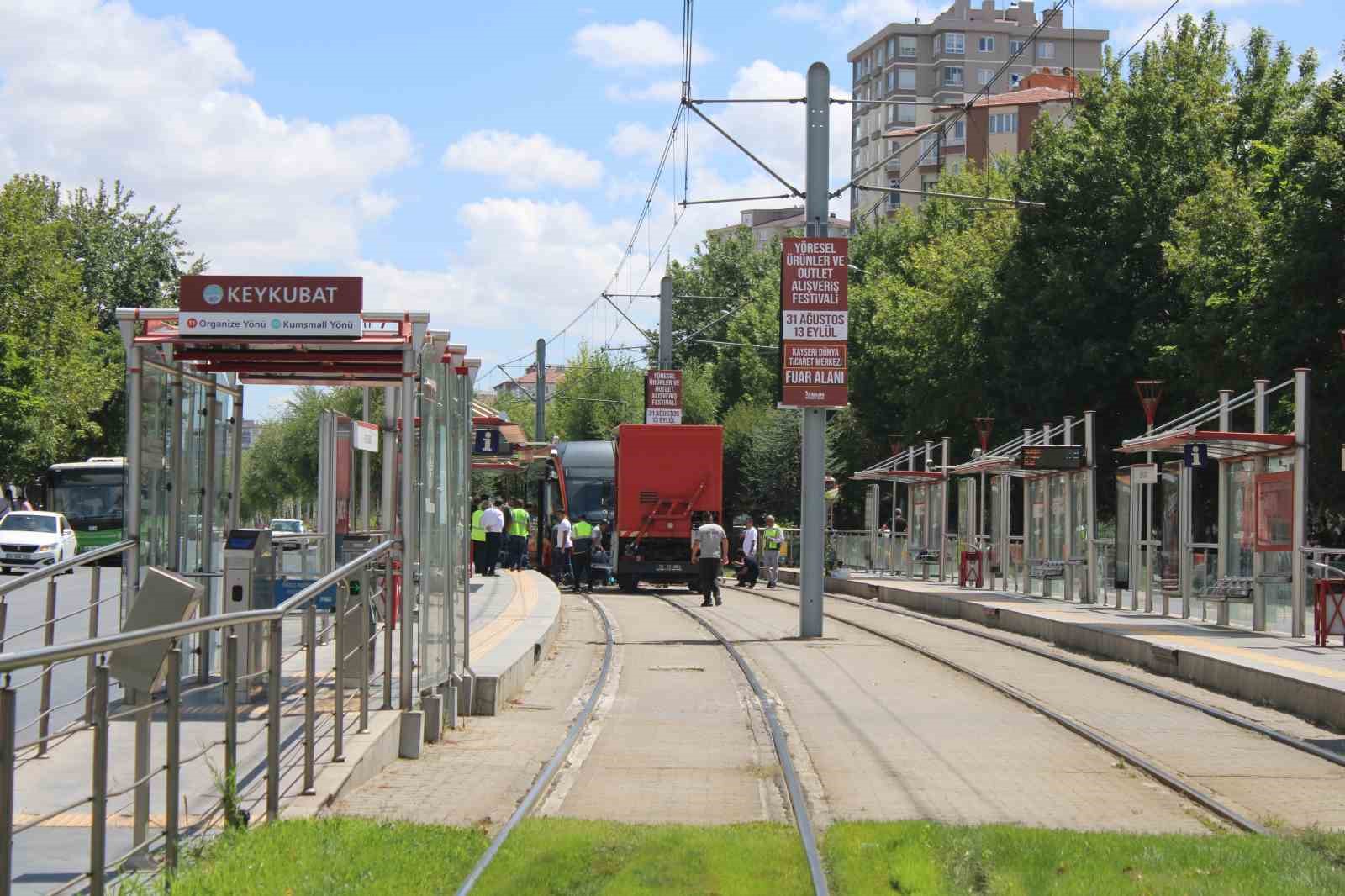 Tramvayın çarptığı genç kadın ağır yaralandı