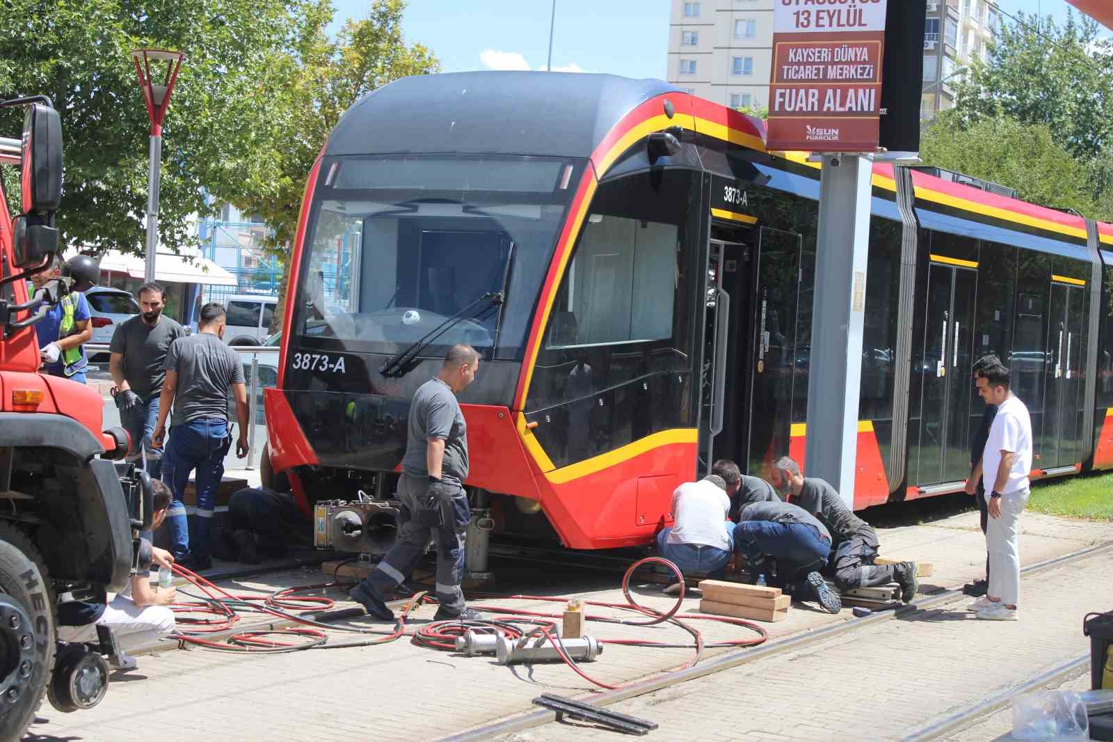 Tramvayın çarptığı genç kadın ağır yaralandı