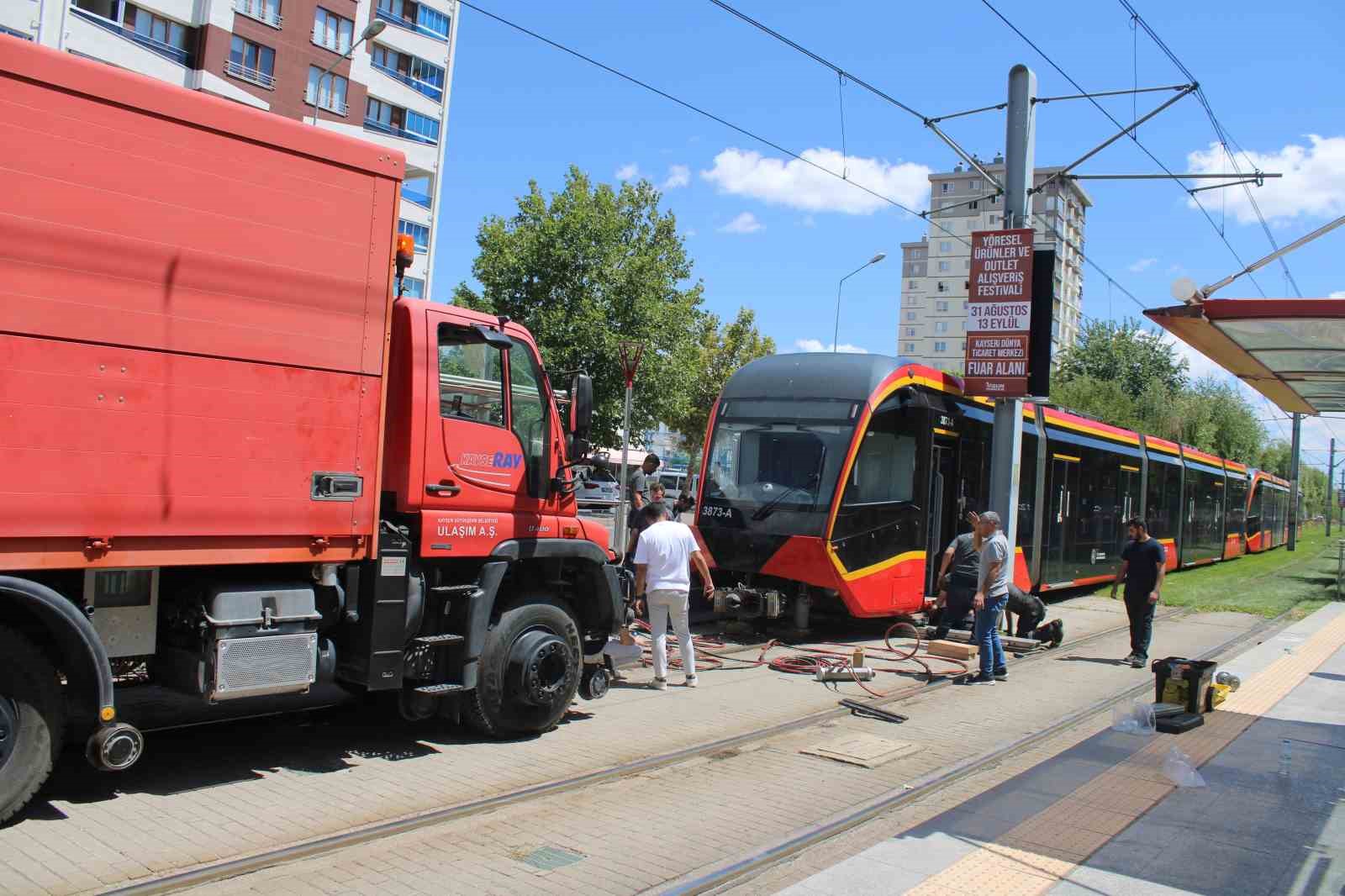 Tramvayın çarptığı genç kadın ağır yaralandı