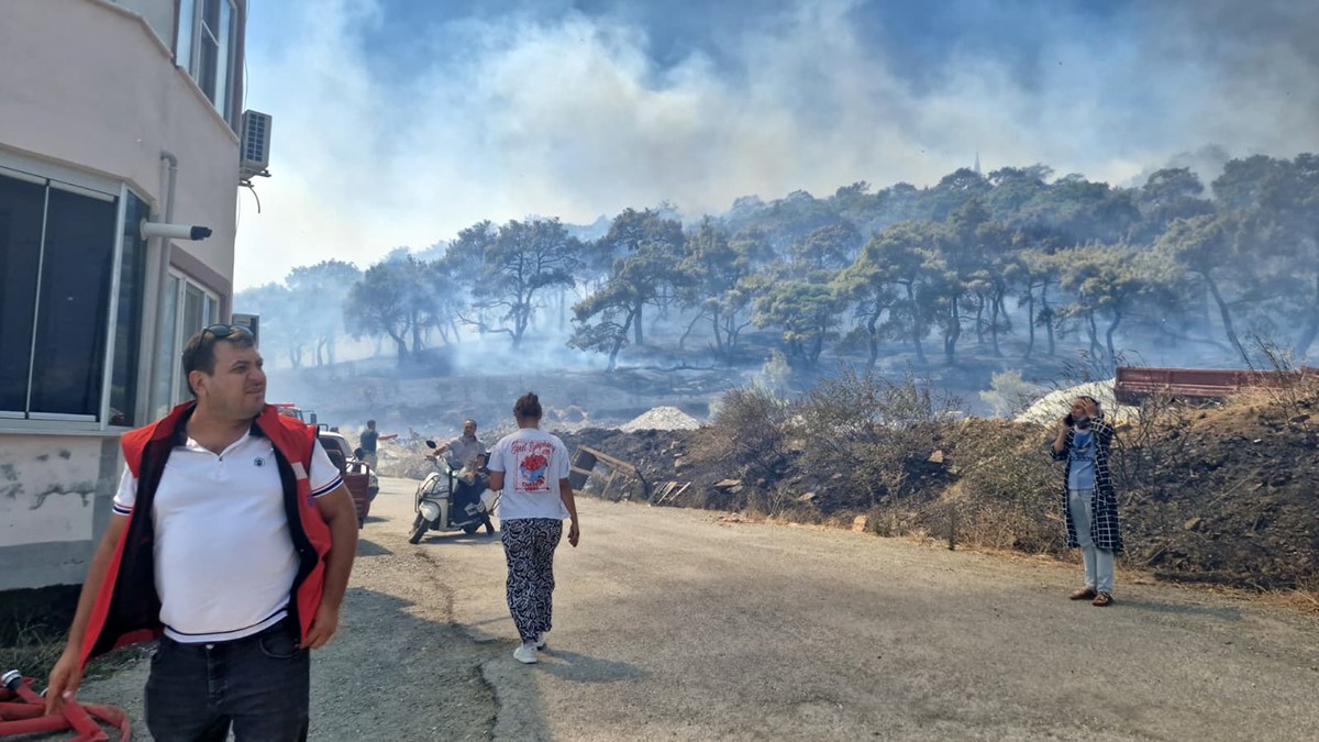 Kazdağları eteklerinde yangına 9 uçak 6 helikopter ile müdahale ediliyor
