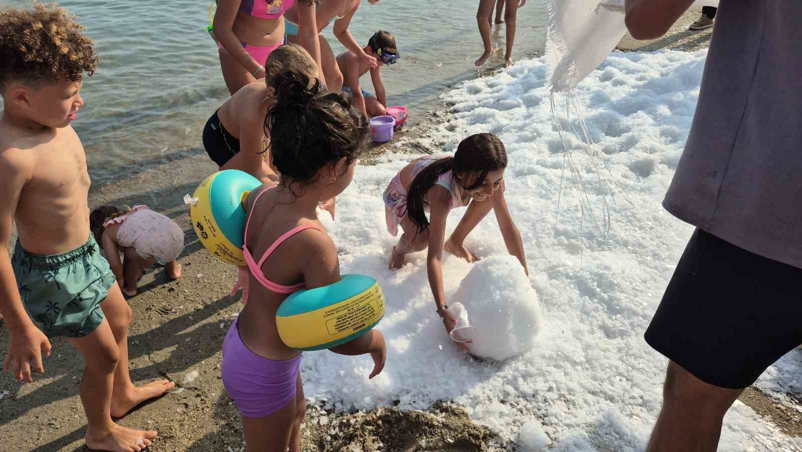 Sıcaktan kavrulan Bodrum’da sahile 2 ton buz döküldü