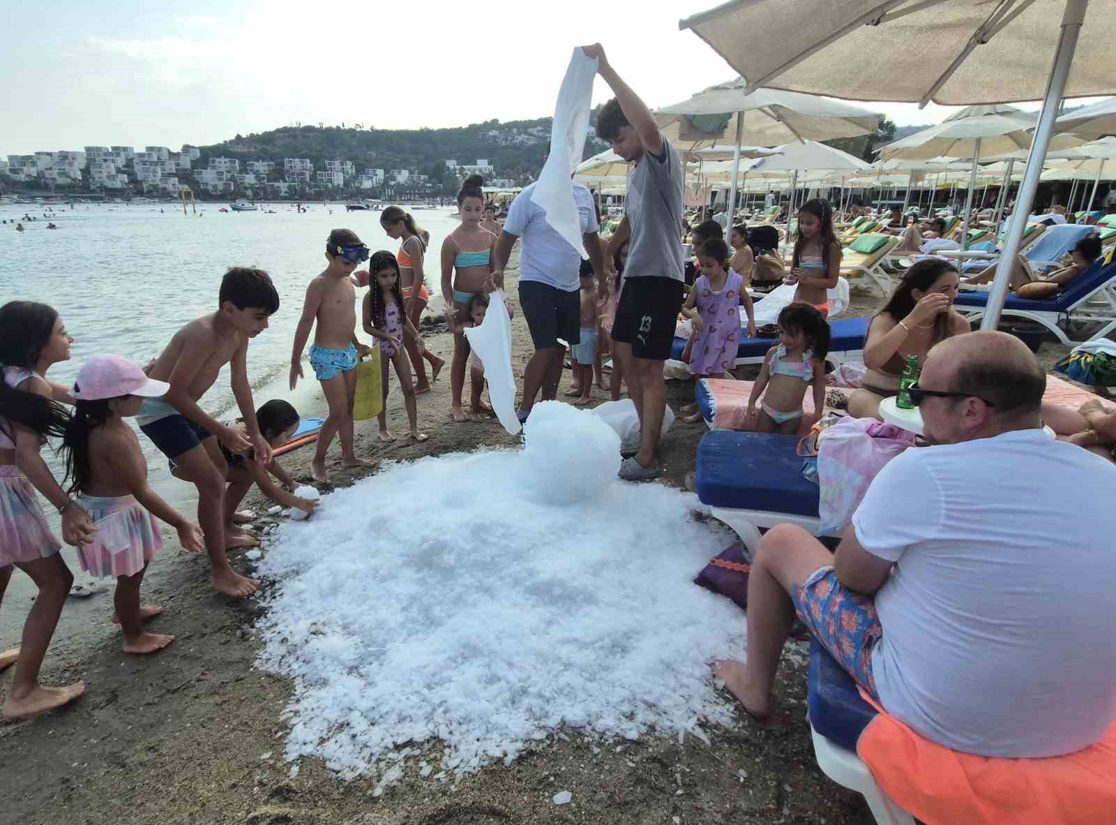 Sıcaktan kavrulan Bodrum’da sahile 2 ton buz döküldü