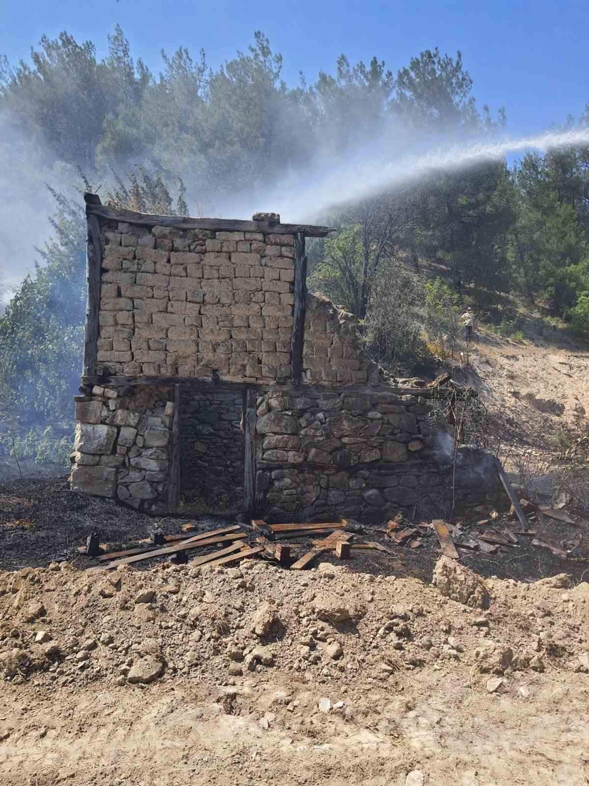 Bolu’da otluk alanda çıkan yangın ormanlık alana sıçramadan söndürüldü