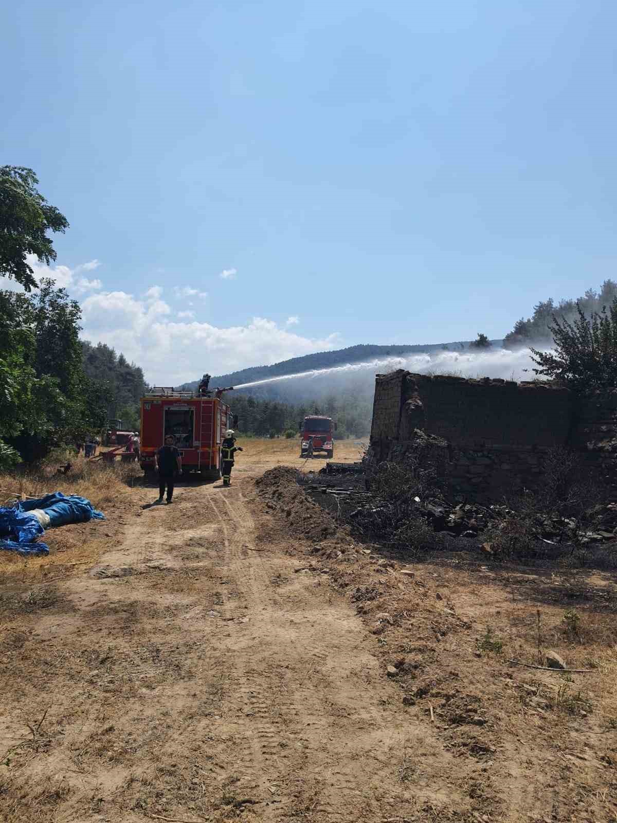 Bolu’da otluk alanda çıkan yangın ormanlık alana sıçramadan söndürüldü