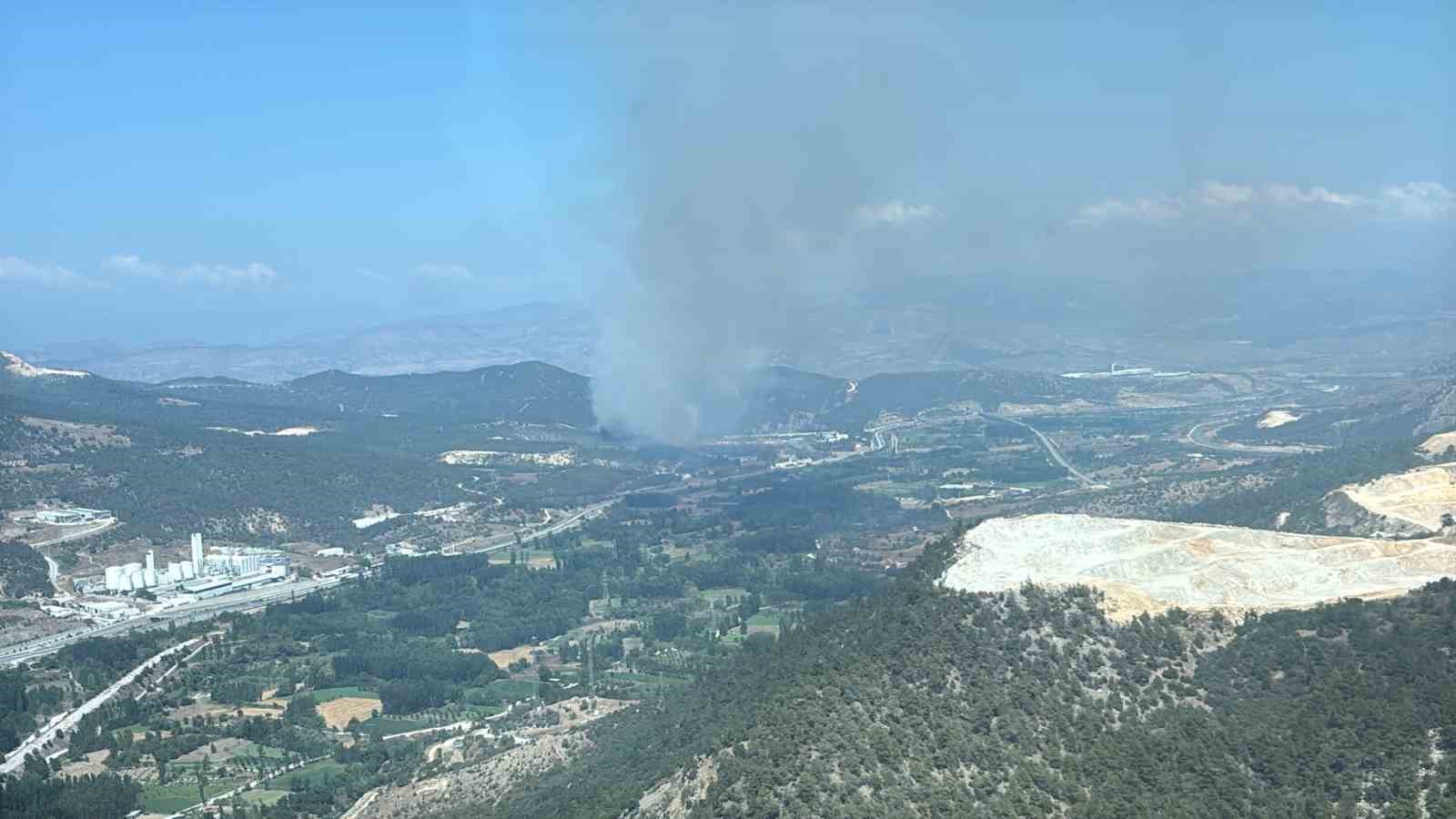 Bilecik’te başlayan orman yangınına karadan ve havadan müdahale ediliyor