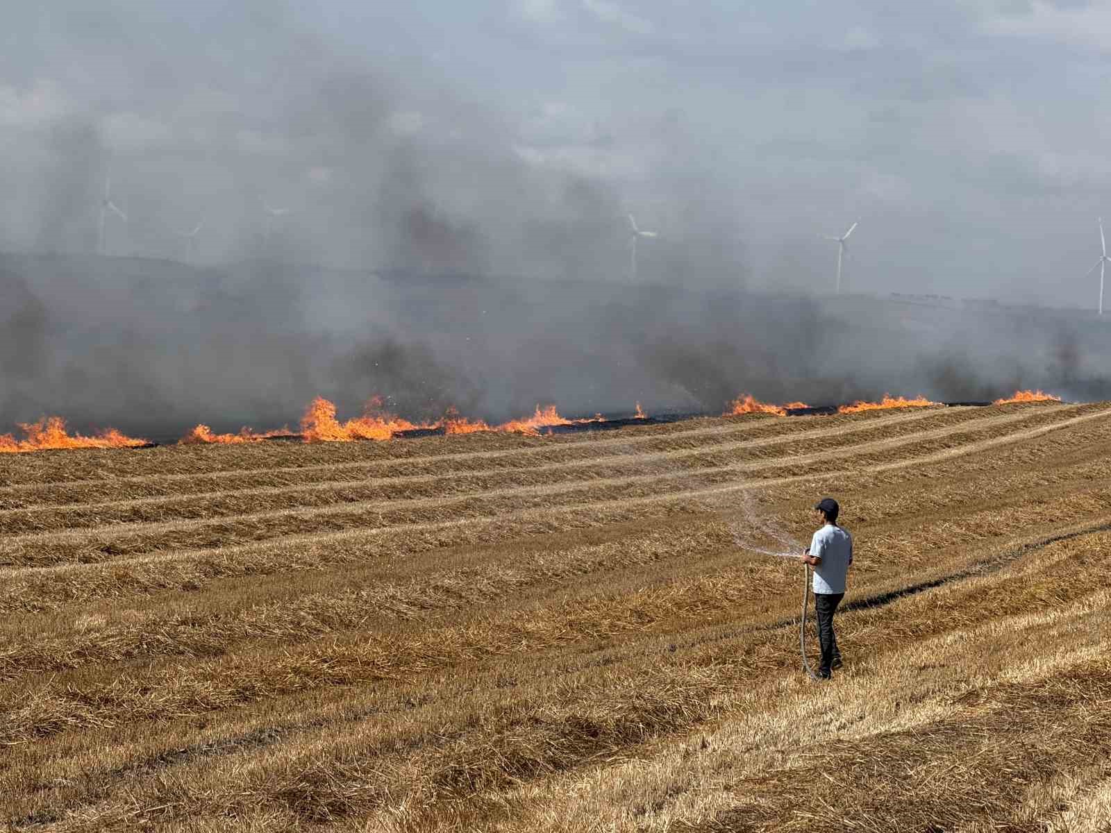 Silivri’de tarla yangınına havadan müdahale ediliyor