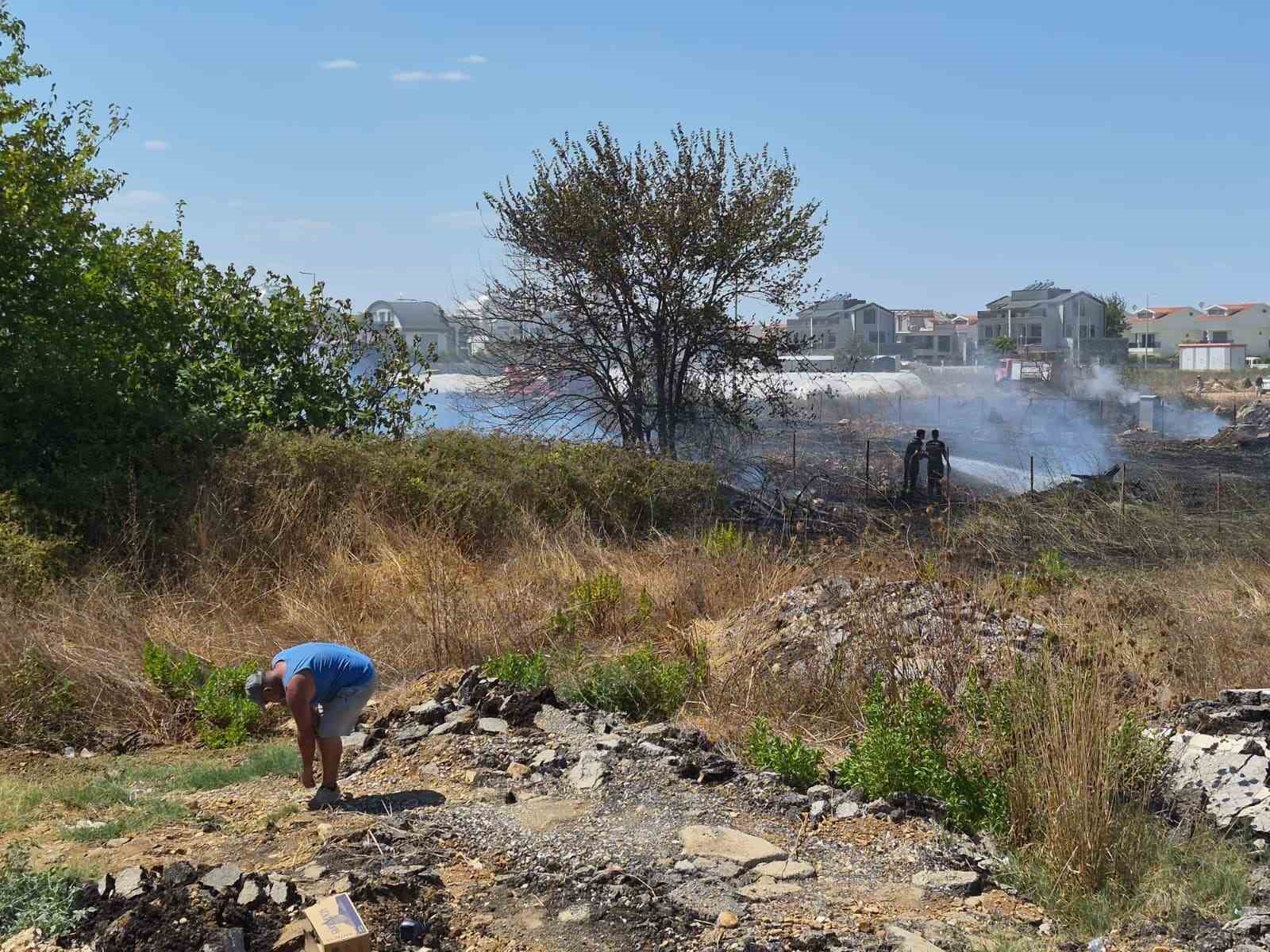 Antalya’da baraka yangında küle döndü, alevler villa ve lojmanlara sıçramadan söndürüldü