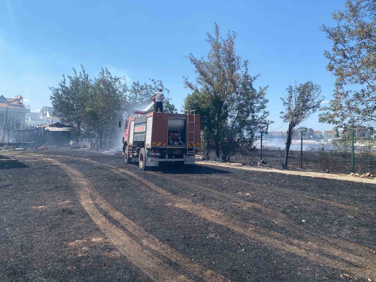Antalya’da baraka yangında küle döndü, alevler villa ve lojmanlara sıçramadan söndürüldü