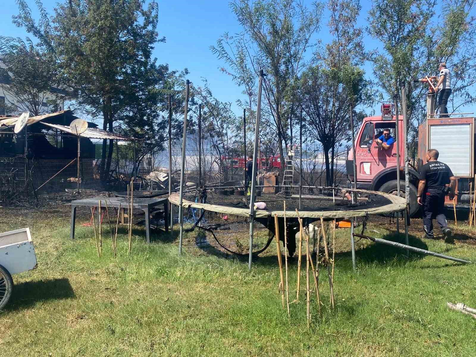 Antalya’da baraka yangında küle döndü, alevler villa ve lojmanlara sıçramadan söndürüldü