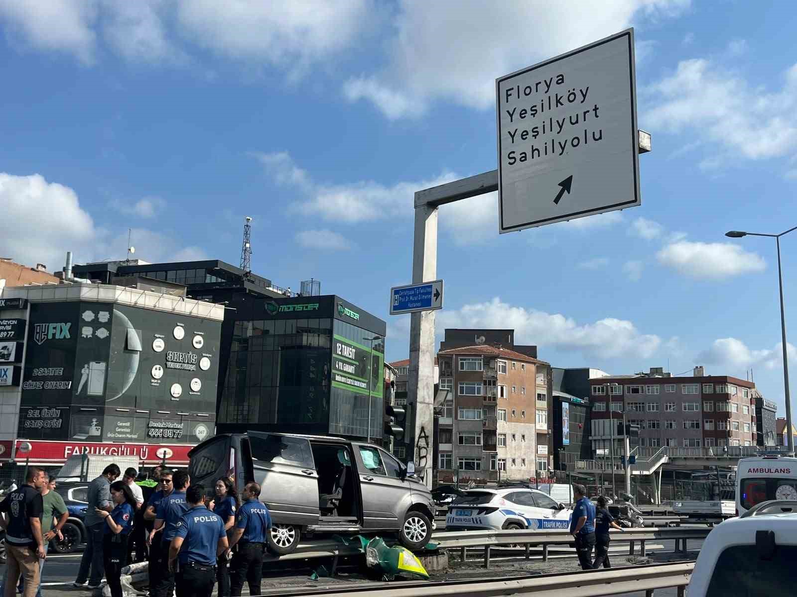 Küçükçekmece E5’te yaz kursuna giden çocukları taşıyan araç önce bariyere ardından direğe çarptı: 12 çocuk ve şoför yaralandı