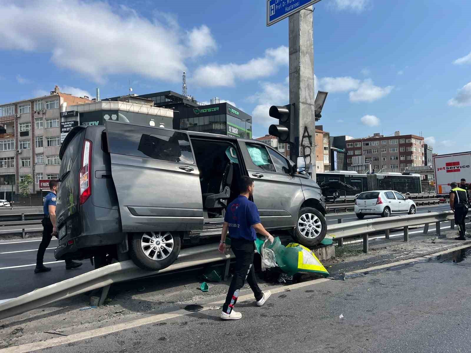 Küçükçekmece E5’te yaz kursuna giden çocukları taşıyan araç önce bariyere ardından direğe çarptı: 12 çocuk ve şoför yaralandı