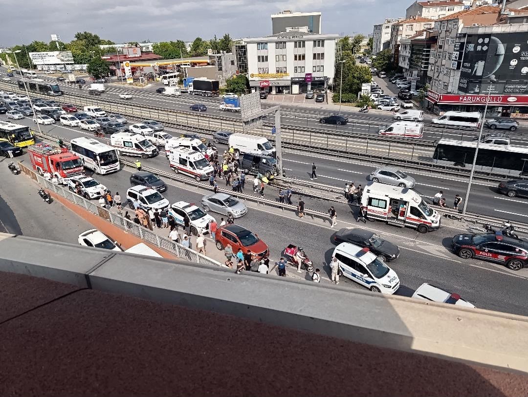 Küçükçekmece E5’te yaz kursuna giden çocukları taşıyan araç önce bariyere ardından direğe çarptı: 12 çocuk ve şoför yaralandı