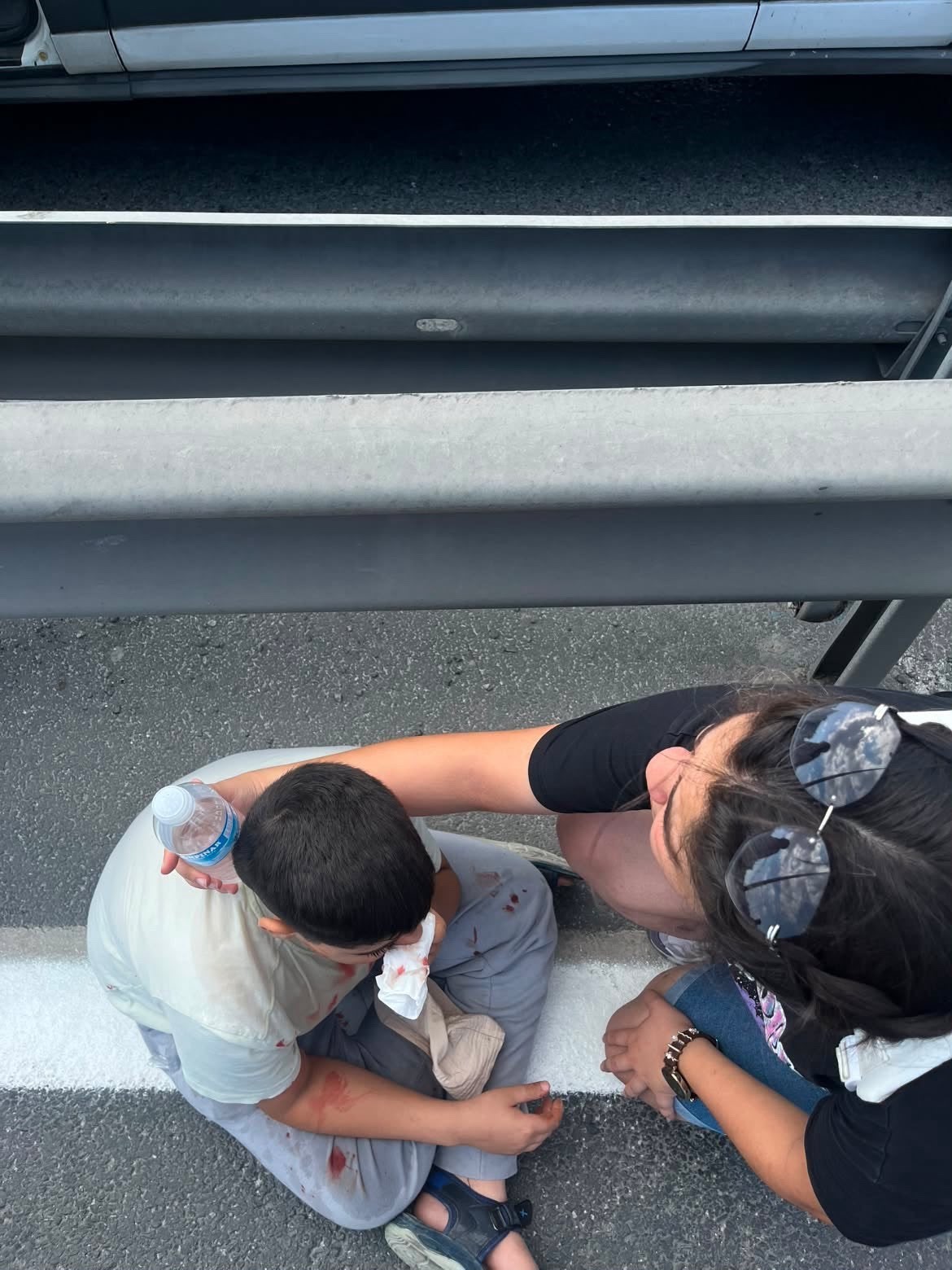 Küçükçekmece E5’te yaz kursuna giden çocukları taşıyan araç önce bariyere ardından direğe çarptı: 12 çocuk ve şoför yaralandı