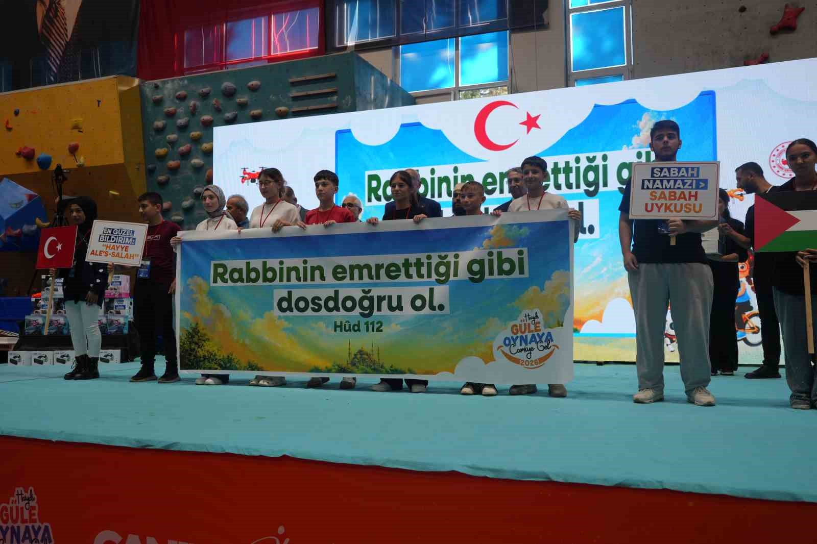 Samsun’da camiler çocuklarla şenlendi, 2 bin 500 çocuk hediyelerine kavuştu