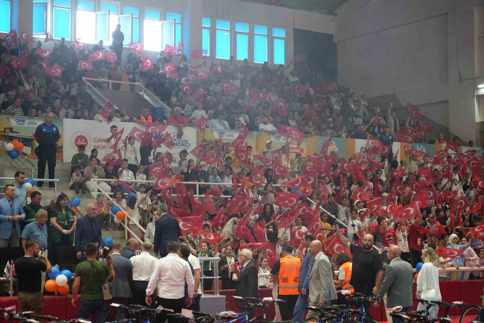 Samsun’da camiler çocuklarla şenlendi, 2 bin 500 çocuk hediyelerine kavuştu