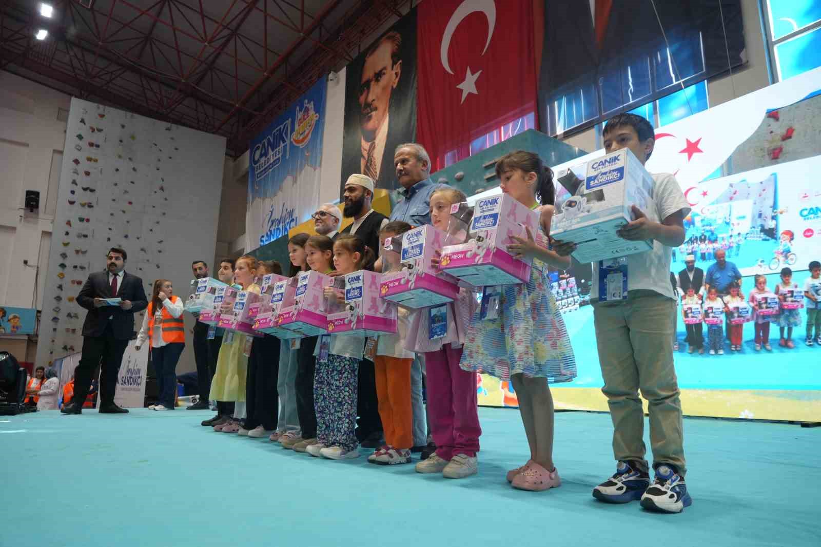 Samsun’da camiler çocuklarla şenlendi, 2 bin 500 çocuk hediyelerine kavuştu