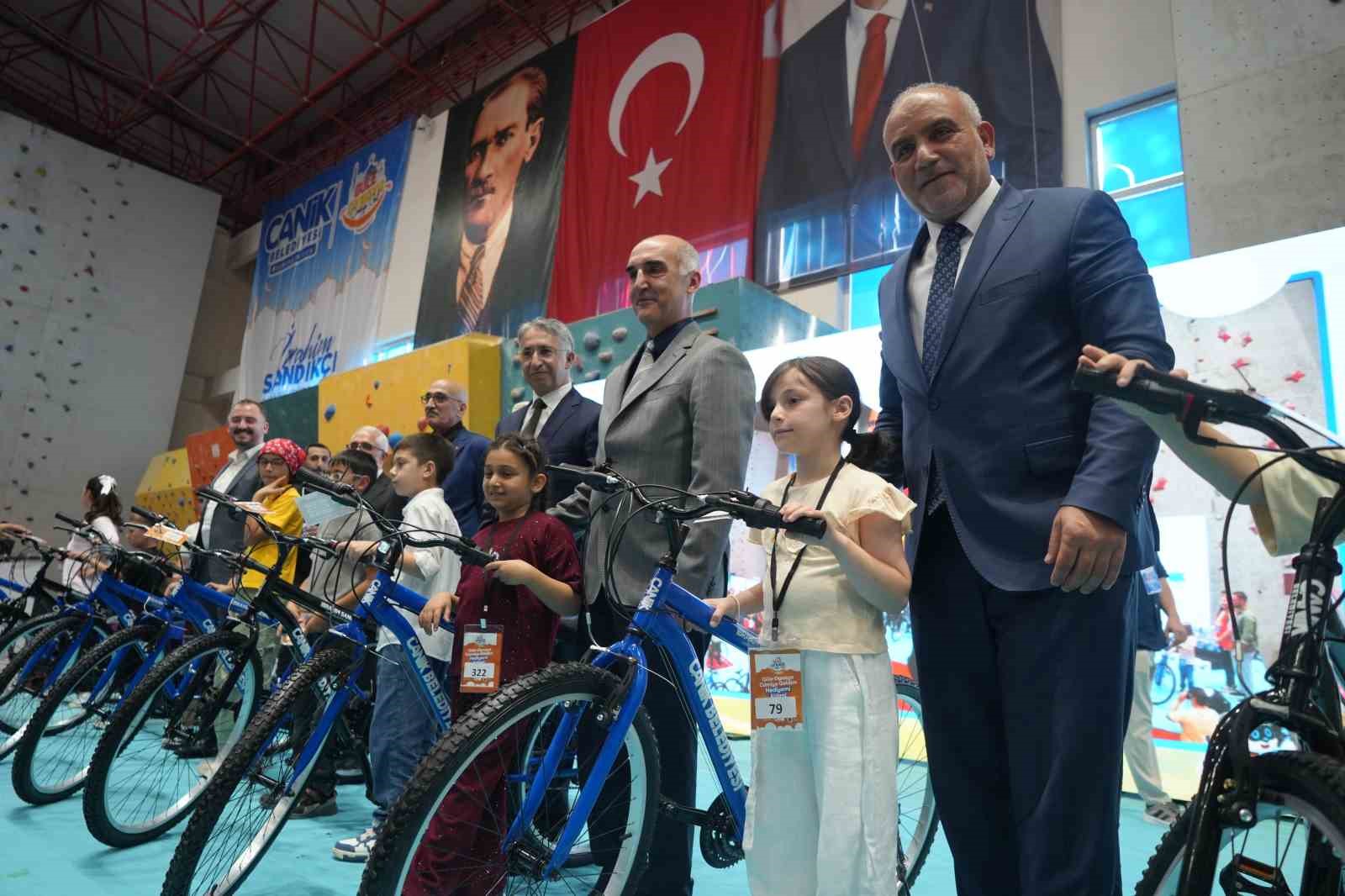 Samsun’da camiler çocuklarla şenlendi, 2 bin 500 çocuk hediyelerine kavuştu